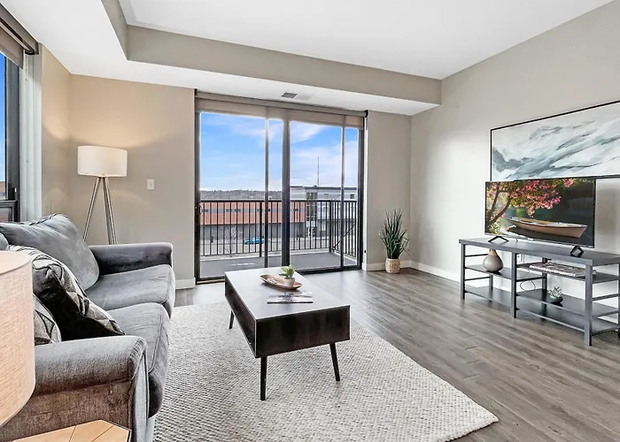 Large Downtown 2Br -Hot Tub-Downtown!