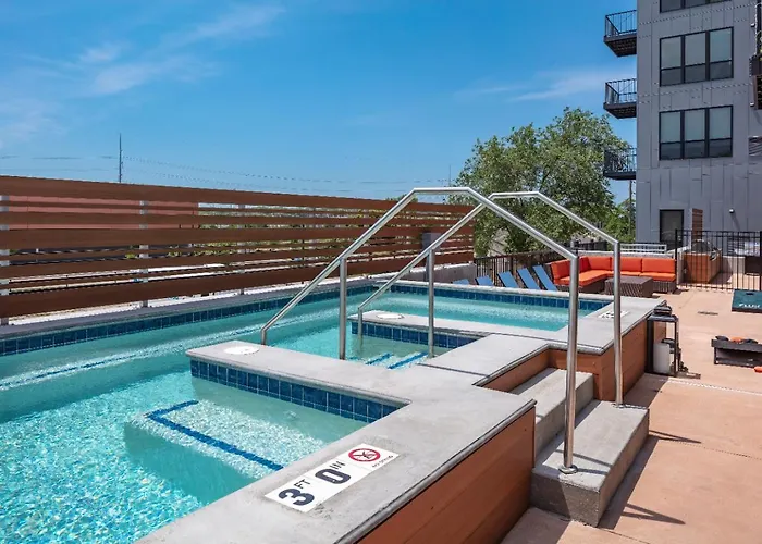 Large Downtown 2Br -Hot Tub-Downtown!