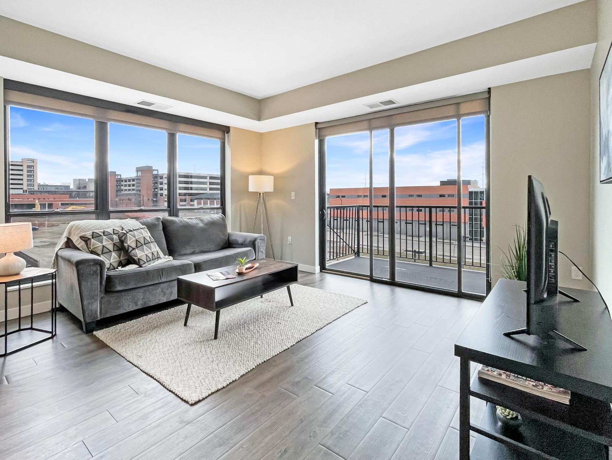 Large Downtown 2br -hot Tub-downtown! * Des Moines